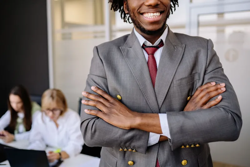 Le langage silencieux du corps : comment votre posture sculpte votre autorité en entreprise